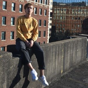 Meet your Posher, Derrick